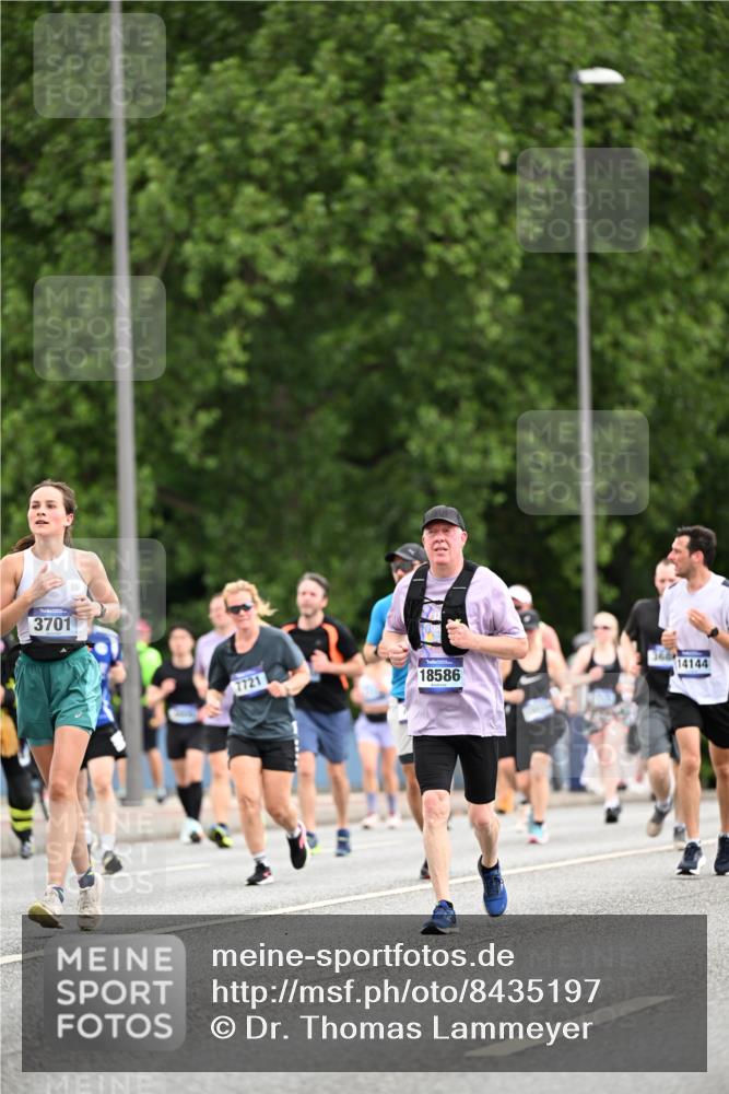 29.06.2025 - hella hamburg halbmarathon Dr. Thomas Lammeyer http://msf.ph/oto/8435197 29.06.2025 10:54:30 Kennedybrücke 1259, 1525, 2160, 2927, 3070, 3680, 3701, 3710, 4168, 5119, 5552, 5997, 6680, 6694, 6989, 7721, 7722, 7755, 8254, 8299, 9261, 9940, 10033, 10060, 10704, 11426 meine-sportfotos.de