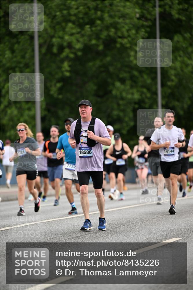 29.06.2025 - hella hamburg halbmarathon Dr. Thomas Lammeyer http://msf.ph/oto/8435226 29.06.2025 10:54:31 Kennedybrücke 1259, 1525, 2160, 2927, 3070, 3680, 3701, 3710, 4168, 5119, 5552, 5997, 6680, 6694, 6989, 7721, 7722, 7755, 8254, 8299, 9261, 9940, 10033, 10060, 10704, 11426 meine-sportfotos.de