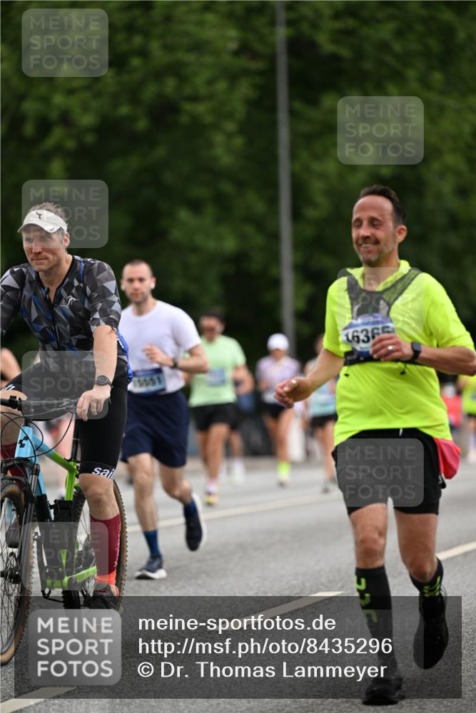 29.06.2025 - hella hamburg halbmarathon Dr. Thomas Lammeyer http://msf.ph/oto/8435296 29.06.2025 10:54:35 Kennedybrücke 1259, 1525, 1625, 2160, 3680, 3701, 3710, 4168, 4642, 4870, 5119, 5552, 6015, 6989, 7721, 7722, 7755, 8254, 8299, 9940, 10033, 10060, 11426 meine-sportfotos.de