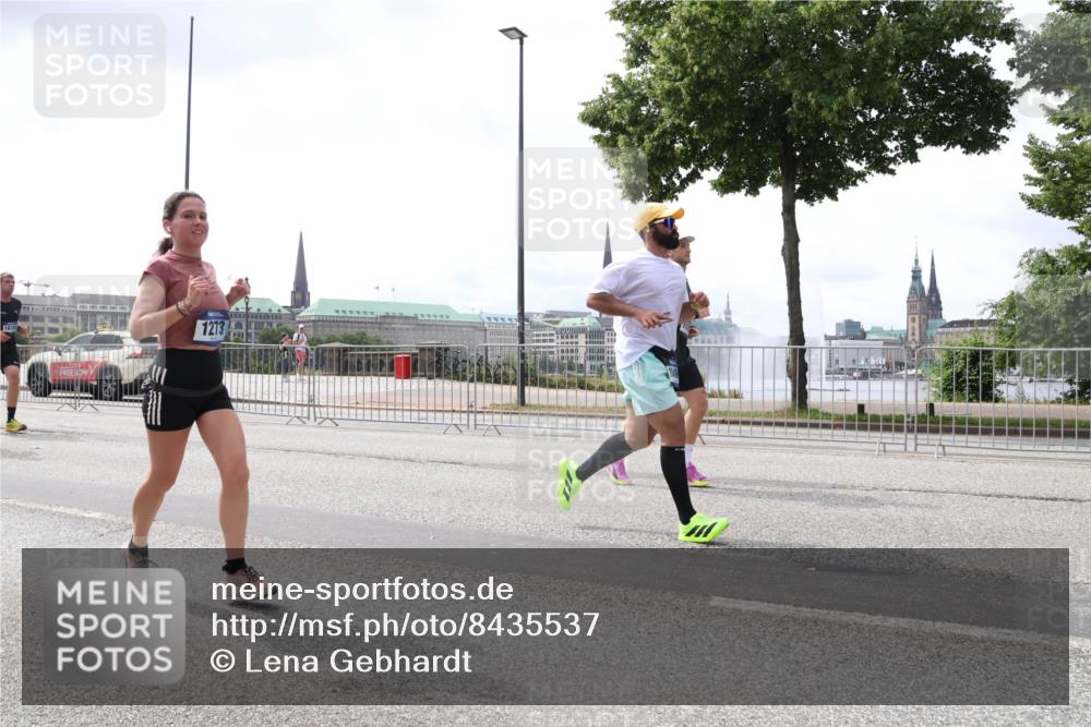 29.06.2025 - hella hamburg halbmarathon Lena Gebhardt http://msf.ph/oto/8435537 29.06.2025 10:45:00 Lombardsbrücke 1024, 1273, 1629, 1685, 1798, 1924, 2007, 2674, 2779, 3160, 3164, 3570, 3993, 4186, 4215, 4275, 4337, 4851, 4968, 5099, 5190, 5355, 6509, 6788, 6841, 6888, 6980, 7699, 7912, 8582, 8594, 8605, 8762, 8907, 9036, 9084, 9085, 9331, 9333, 9397, 9536, 10006, 10562, 10566, 10668, 10707, 11272, 11314, 12198, 12318, 12332, 12334, 12394, 13039, 13261, 13288, 14350, 14681, 14971, 18454, 18459 meine-sportfotos.de