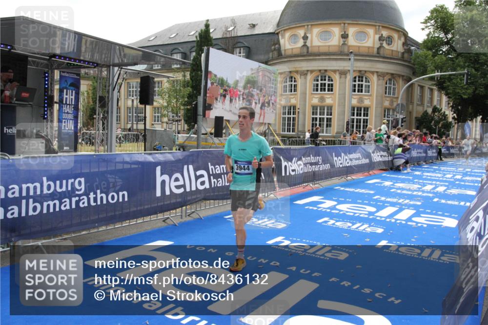 29.06.2025 - hella hamburg halbmarathon Michael Strokosch http://msf.ph/oto/8436132 29.06.2025 10:16:36 Ziel 3944, 11864 meine-sportfotos.de