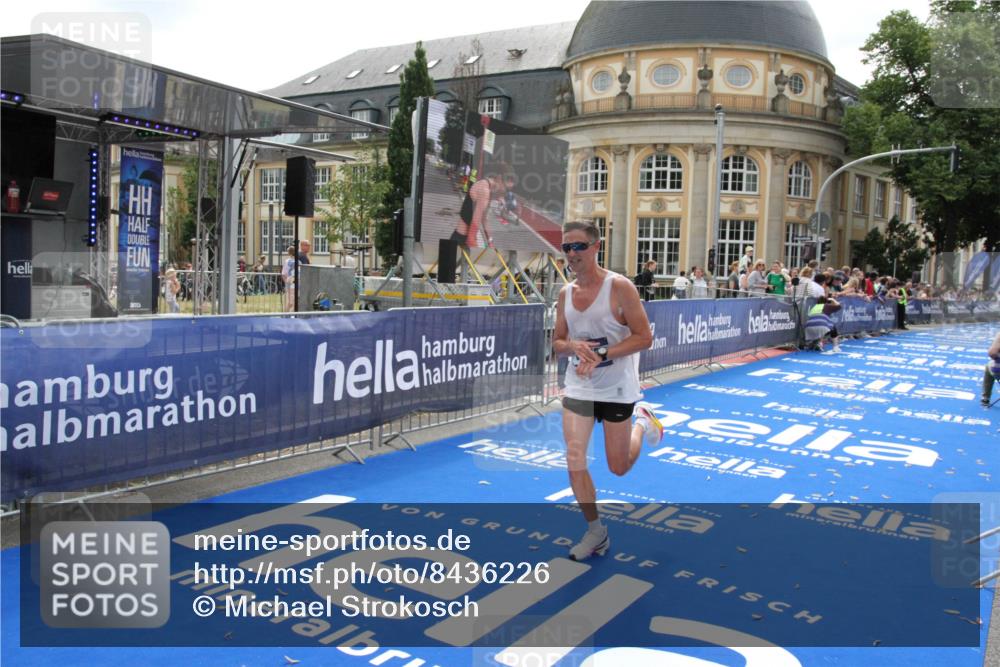 29.06.2025 - hella hamburg halbmarathon Michael Strokosch http://msf.ph/oto/8436226 29.06.2025 10:17:04 Ziel 16529 meine-sportfotos.de