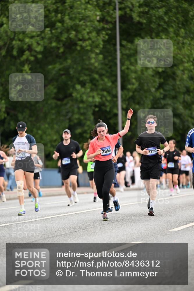 29.06.2025 - hella hamburg halbmarathon Dr. Thomas Lammeyer http://msf.ph/oto/8436312 29.06.2025 10:55:19 Kennedybrücke 1208, 1478, 2358, 2859, 3229, 3647, 4848, 5530, 6178, 7141, 8779, 8833, 8986, 9605, 10437, 11252 meine-sportfotos.de