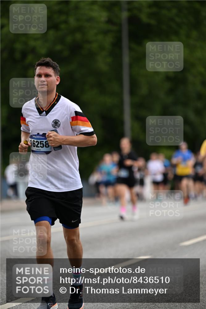 29.06.2025 - hella hamburg halbmarathon Dr. Thomas Lammeyer http://msf.ph/oto/8436510 29.06.2025 10:55:24 Kennedybrücke 1208, 2358, 2859, 3229, 4771, 4848, 5530, 6178, 7141, 7769, 8779, 9166, 9605, 9933, 11252 meine-sportfotos.de