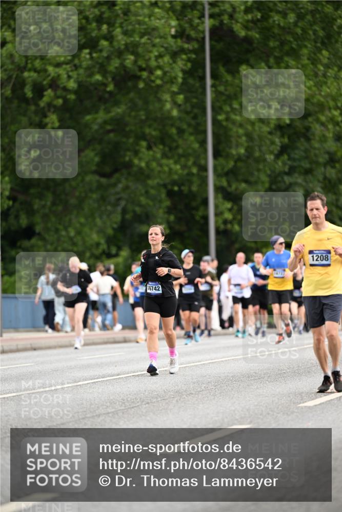 29.06.2025 - hella hamburg halbmarathon Dr. Thomas Lammeyer http://msf.ph/oto/8436542 29.06.2025 10:55:25 Kennedybrücke 1208, 2358, 2859, 3229, 4771, 4848, 5530, 6178, 7141, 7769, 8779, 9166, 9167, 9605, 9933, 11252 meine-sportfotos.de