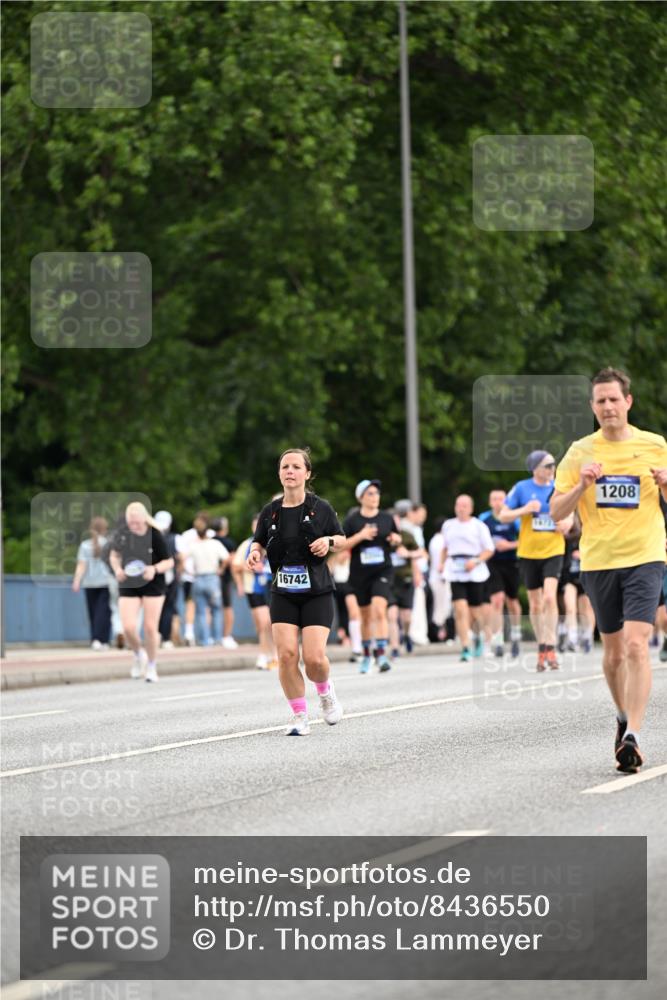 29.06.2025 - hella hamburg halbmarathon Dr. Thomas Lammeyer http://msf.ph/oto/8436550 29.06.2025 10:55:25 Kennedybrücke 1208, 2358, 2859, 3229, 4771, 4848, 5530, 6178, 7141, 7769, 8779, 9166, 9167, 9605, 9933, 11252 meine-sportfotos.de