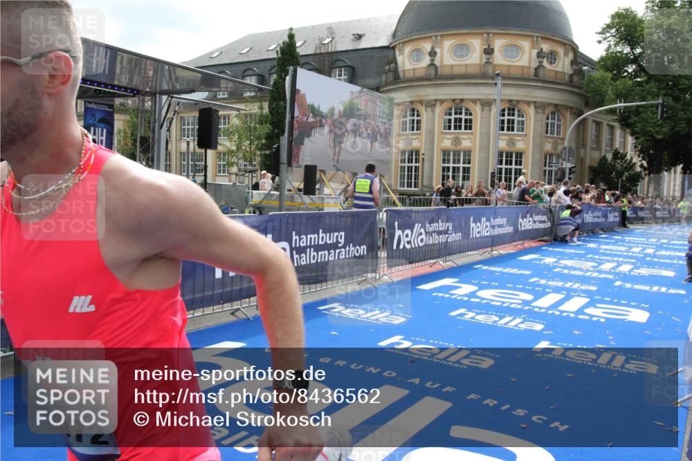 29.06.2025 - hella hamburg halbmarathon Michael Strokosch http://msf.ph/oto/8436562 29.06.2025 10:18:07 Ziel 19072 meine-sportfotos.de