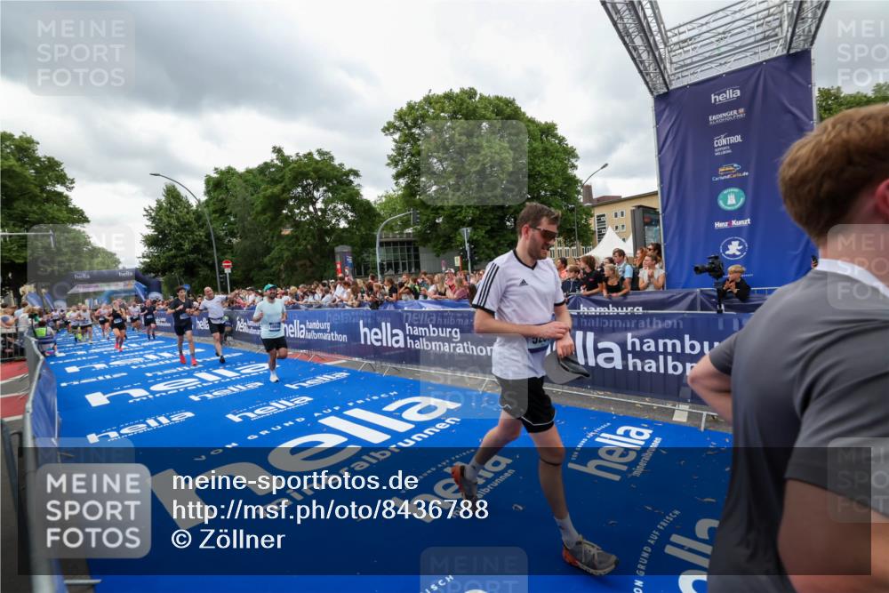 29.06.2025 - hella hamburg halbmarathon Zöllner http://msf.ph/oto/8436788 29.06.2025 10:54:41 Ziel 1125, 1496, 2474, 3310, 5259, 7478, 9012, 10040, 10368, 10376, 12489, 15389, 15584, 17765, 19000 meine-sportfotos.de