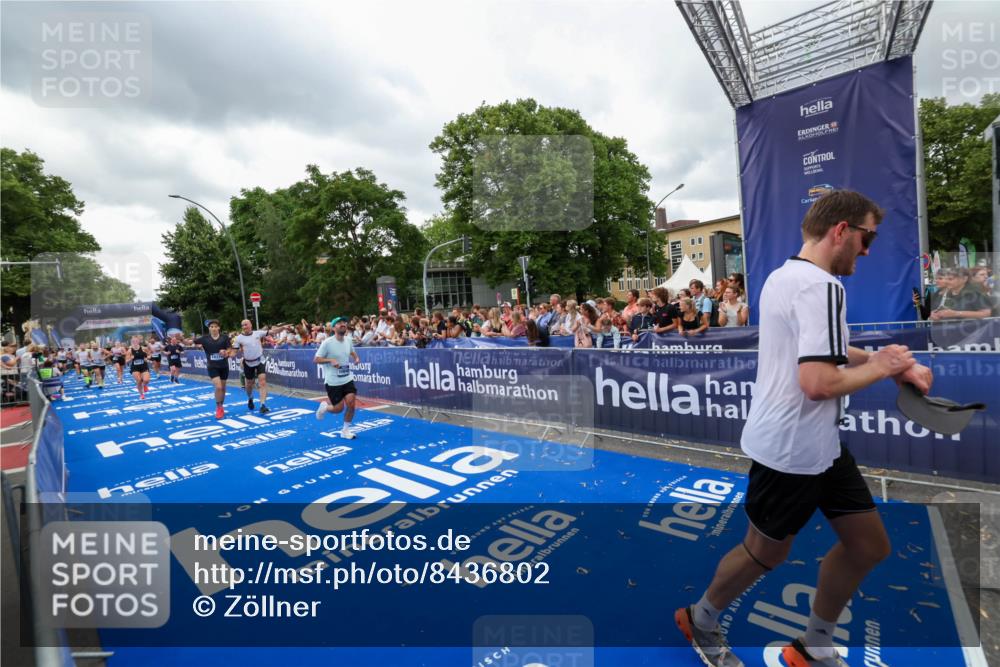 29.06.2025 - hella hamburg halbmarathon Zöllner http://msf.ph/oto/8436802 29.06.2025 10:54:41 Ziel 1125, 1496, 2474, 3310, 5259, 7478, 9012, 10040, 10368, 10376, 12489, 15389, 15584, 17765, 19000 meine-sportfotos.de