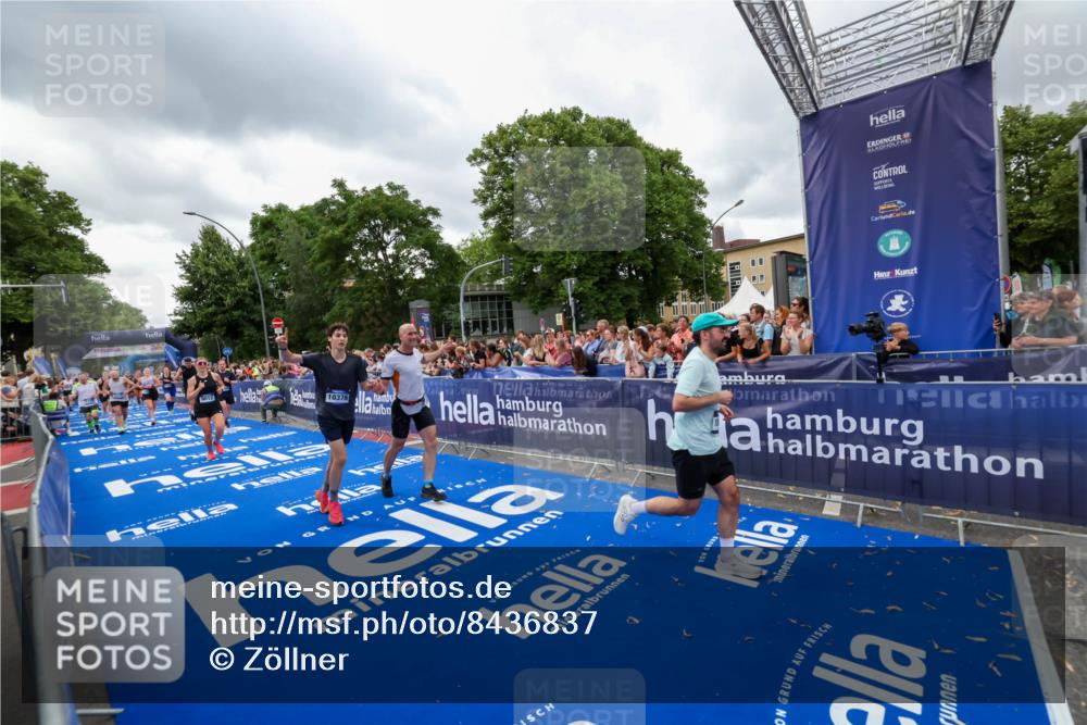 29.06.2025 - hella hamburg halbmarathon Zöllner http://msf.ph/oto/8436837 29.06.2025 10:54:43 Ziel 1125, 1496, 2561, 3310, 7478, 8449, 9012, 10040, 10368, 10376, 12489, 13147, 14239, 15389, 15408, 15584, 17231, 17765, 19000 meine-sportfotos.de