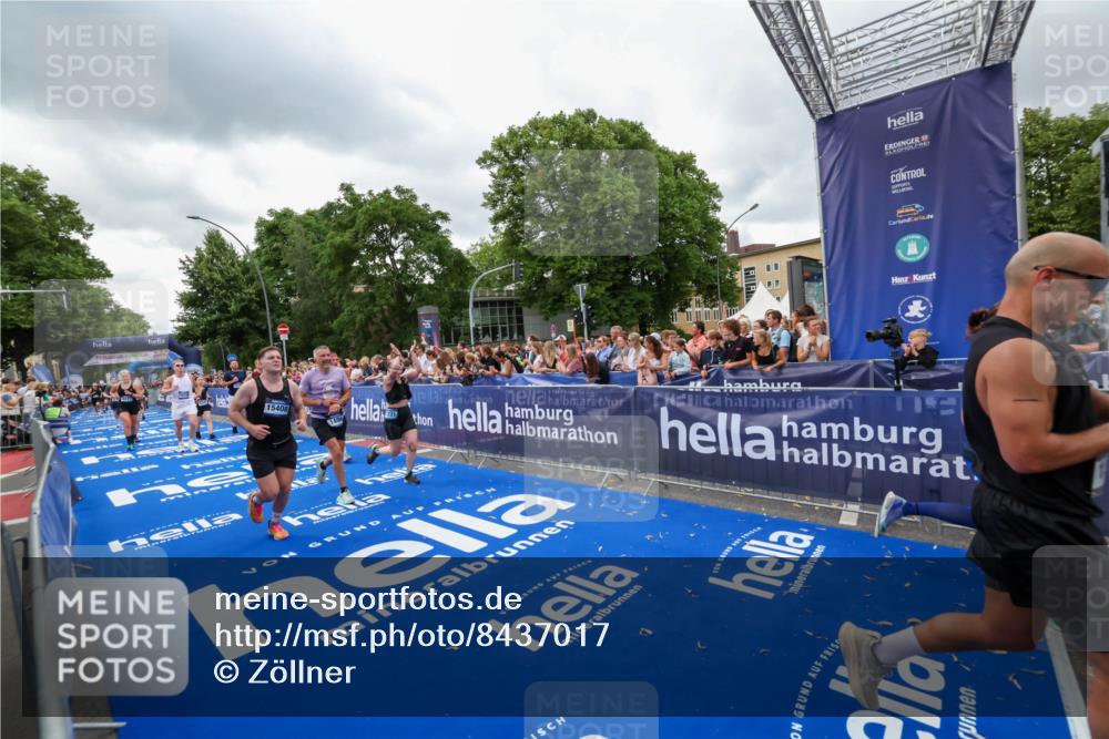 29.06.2025 - hella hamburg halbmarathon Zöllner http://msf.ph/oto/8437017 29.06.2025 10:54:49 Ziel 1496, 2029, 2561, 3310, 4231, 6587, 7478, 8449, 9227, 10044, 12186, 13147, 14239, 15389, 15408, 15584, 17231, 19000 meine-sportfotos.de