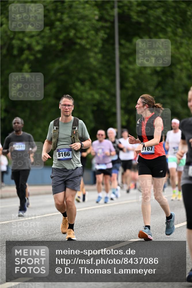 29.06.2025 - hella hamburg halbmarathon Dr. Thomas Lammeyer http://msf.ph/oto/8437086 29.06.2025 10:55:38 Kennedybrücke 1208, 1930, 2202, 2358, 2380, 2859, 3229, 3838, 4652, 4771, 5286, 5289, 5357, 7012, 7769, 7938, 8410, 8779, 9166, 9167, 9933, 10552, 10636, 11252 meine-sportfotos.de