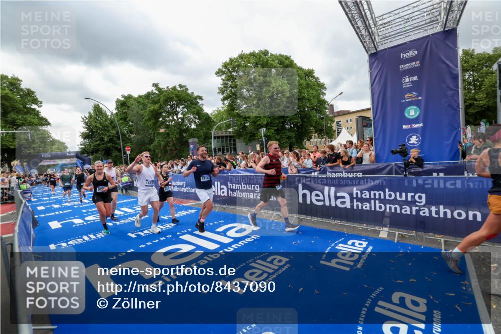 29.06.2025 - hella hamburg halbmarathon Zöllner http://msf.ph/oto/8437090 29.06.2025 10:54:51 Ziel 1506, 2029, 2561, 4231, 6587, 8449, 9227, 10044, 12186, 13147, 14239, 14660, 15408, 17231, 17261 meine-sportfotos.de
