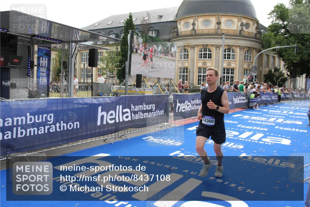 29.06.2025 - hella hamburg halbmarathon Michael Strokosch http://msf.ph/oto/8437108 29.06.2025 10:20:48 Ziel 14360, 16988, 17402 meine-sportfotos.de