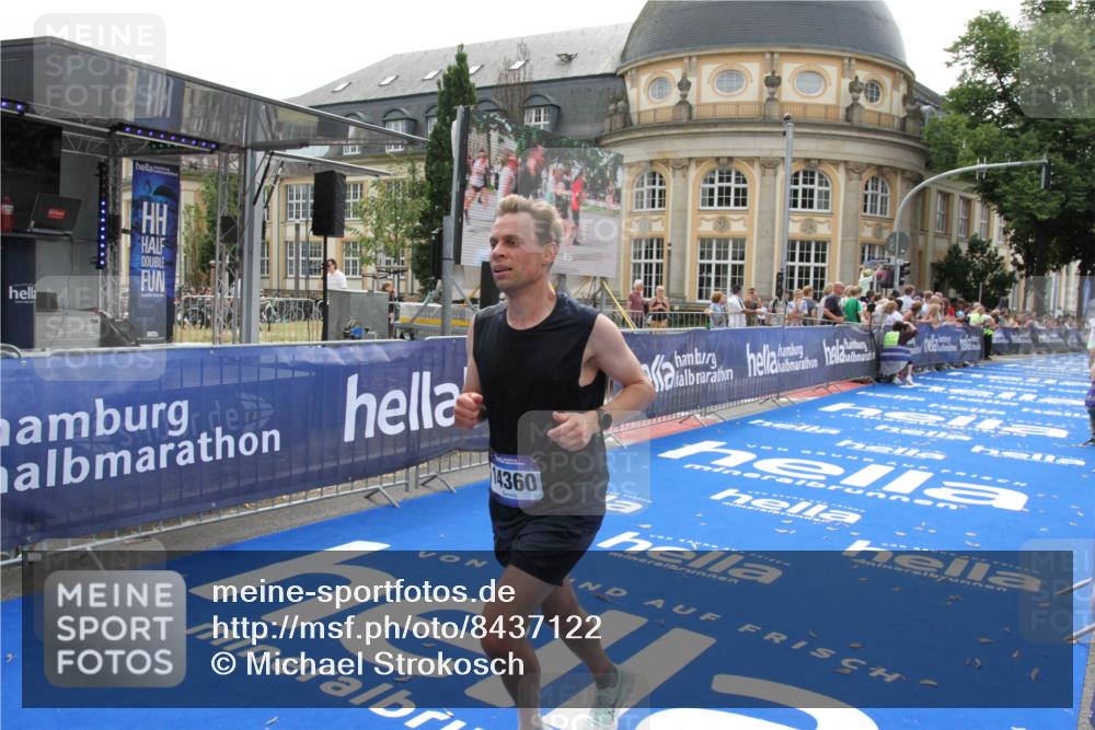 29.06.2025 - hella hamburg halbmarathon Michael Strokosch http://msf.ph/oto/8437122 29.06.2025 10:20:49 Ziel 14360, 16988, 17402 meine-sportfotos.de