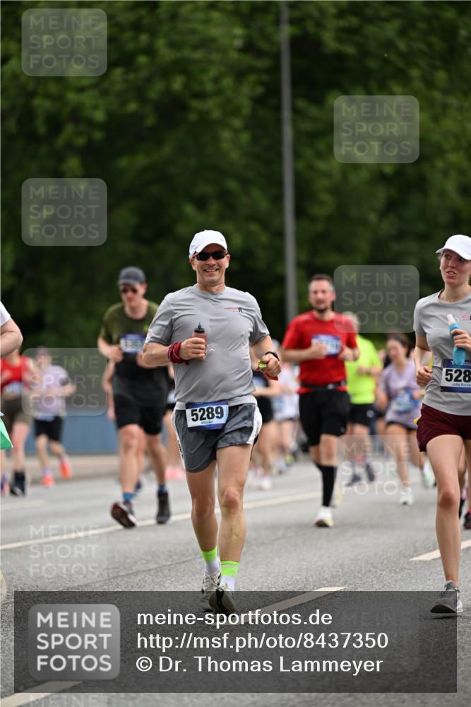 29.06.2025 - hella hamburg halbmarathon Dr. Thomas Lammeyer http://msf.ph/oto/8437350 29.06.2025 10:55:46 Kennedybrücke 1617, 1930, 2202, 2380, 2484, 2485, 2736, 2778, 3229, 3838, 4652, 4771, 5286, 5289, 5357, 5716, 6091, 6945, 7012, 7769, 7938, 7992, 8410, 8621, 9166, 9167, 9933, 10521, 10552, 10636, 10673 meine-sportfotos.de