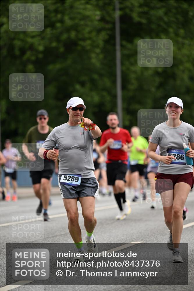 29.06.2025 - hella hamburg halbmarathon Dr. Thomas Lammeyer http://msf.ph/oto/8437376 29.06.2025 10:55:47 Kennedybrücke 1617, 1930, 2202, 2380, 2484, 2485, 2736, 2778, 3838, 4652, 4771, 5286, 5289, 5357, 5716, 6091, 6945, 7012, 7769, 7938, 7992, 8410, 8621, 9166, 9167, 9933, 10521, 10552, 10614, 10636, 10673 meine-sportfotos.de