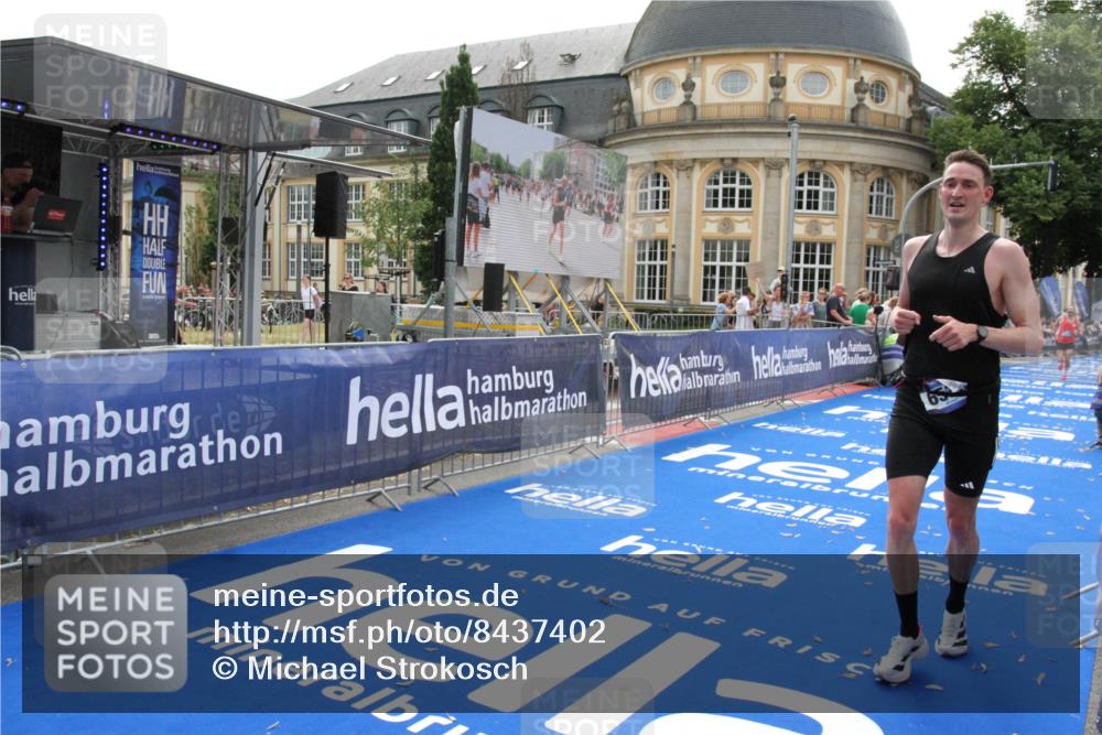 29.06.2025 - hella hamburg halbmarathon Michael Strokosch http://msf.ph/oto/8437402 29.06.2025 10:21:06 Ziel 6530, 16120 meine-sportfotos.de