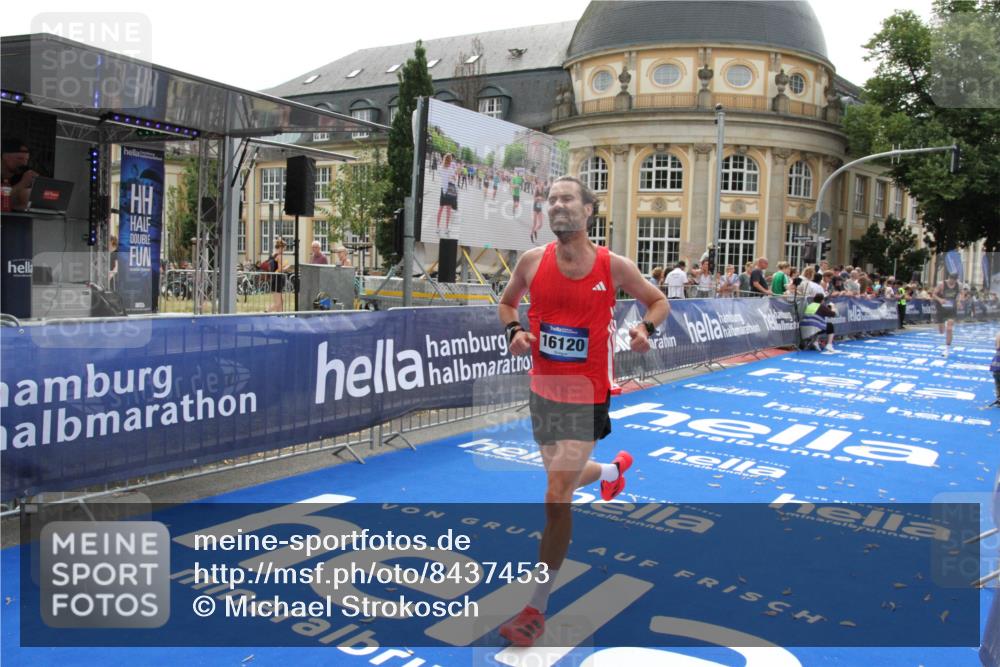29.06.2025 - hella hamburg halbmarathon Michael Strokosch http://msf.ph/oto/8437453 29.06.2025 10:21:11 Ziel 14717, 16120 meine-sportfotos.de