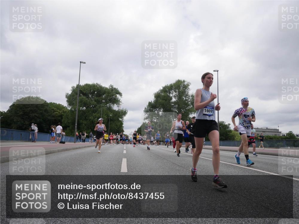 29.06.2025 - hella hamburg halbmarathon Luisa Fischer http://msf.ph/oto/8437455 29.06.2025 10:57:38 Kennedybrücke 2854, 16691, 1403, 2600, 3364, 4838, 5309, 6583, 6987, 7946, 9130 meine-sportfotos.de