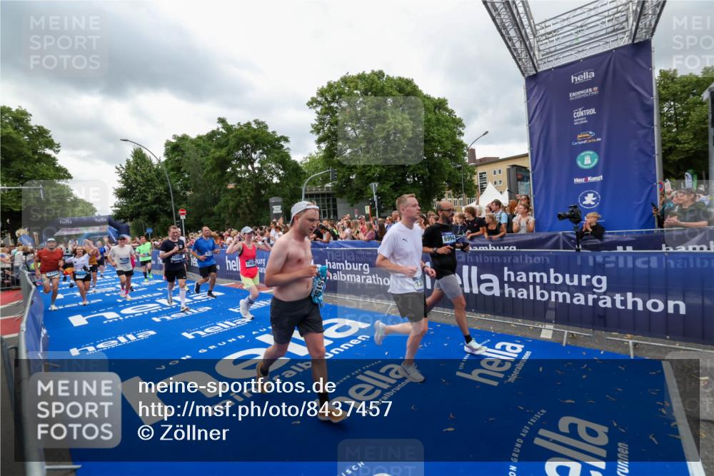 29.06.2025 - hella hamburg halbmarathon Zöllner http://msf.ph/oto/8437457 29.06.2025 10:55:03 Ziel 1327, 2884, 3652, 3791, 4249, 4616, 4938, 5020, 6433, 6994, 8514, 8698, 9060, 10266, 11333, 13297, 13988, 14638, 14750, 14845, 15126, 15156, 15879, 16047, 17803, 18181, 18325 meine-sportfotos.de