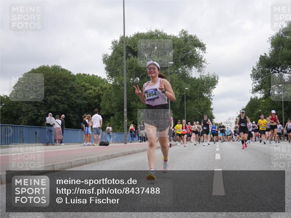 29.06.2025 - hella hamburg halbmarathon Luisa Fischer http://msf.ph/oto/8437488 29.06.2025 10:57:40 Kennedybrücke 2854, 17709, 2600, 3364, 4720, 5309, 5933, 6583, 6987, 7946, 7986, 9130 meine-sportfotos.de