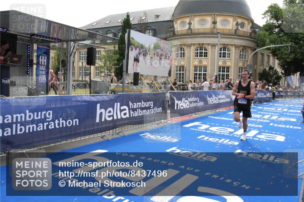 29.06.2025 - hella hamburg halbmarathon Michael Strokosch http://msf.ph/oto/8437496 29.06.2025 10:21:14 Ziel 14717 meine-sportfotos.de