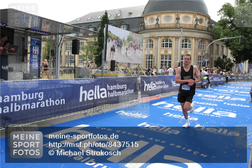 29.06.2025 - hella hamburg halbmarathon Michael Strokosch http://msf.ph/oto/8437515 29.06.2025 10:21:14 Ziel 14717 meine-sportfotos.de