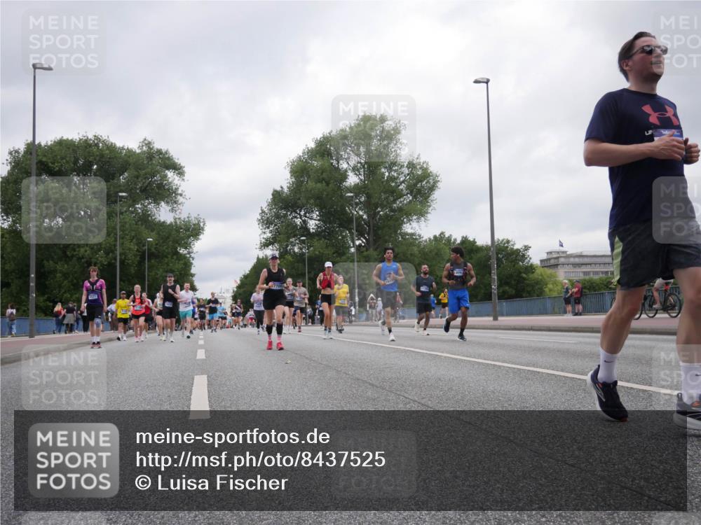 29.06.2025 - hella hamburg halbmarathon Luisa Fischer http://msf.ph/oto/8437525 29.06.2025 10:57:42 Kennedybrücke 1521, 2, 2600, 3364, 4720, 5309, 5856, 5933, 6583, 6987, 7946, 7986, 9130 meine-sportfotos.de