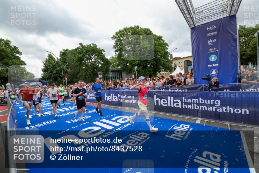 29.06.2025 - hella hamburg halbmarathon Zöllner http://msf.ph/oto/8437528 29.06.2025 10:55:03 Ziel 1327, 2884, 3652, 3791, 4249, 4616, 4938, 5020, 6433, 6994, 8514, 8698, 9060, 10266, 11333, 13297, 13988, 14638, 14750, 14845, 15126, 15156, 15879, 16047, 17803, 18181, 18325 meine-sportfotos.de