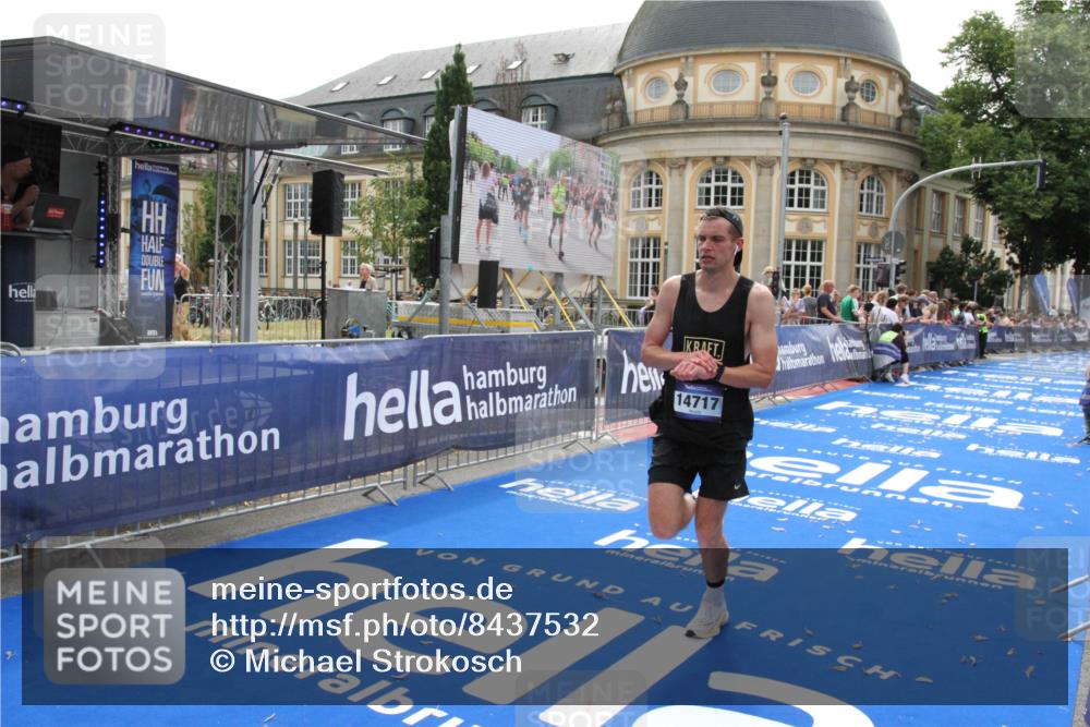 29.06.2025 - hella hamburg halbmarathon Michael Strokosch http://msf.ph/oto/8437532 29.06.2025 10:21:15 Ziel 14717 meine-sportfotos.de