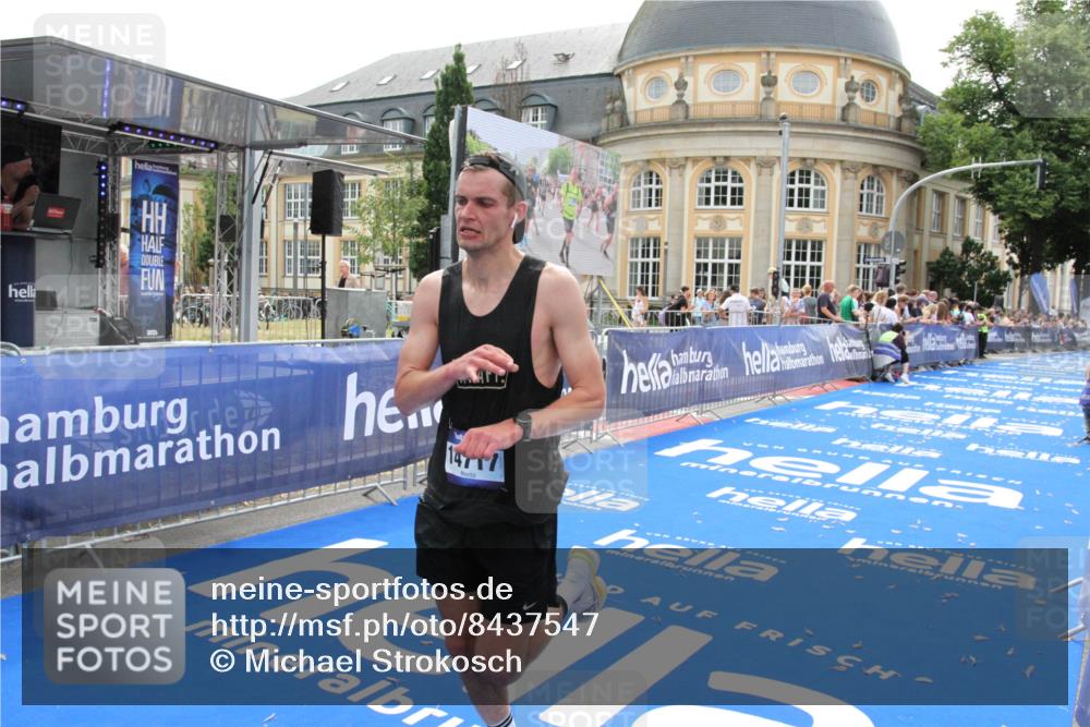 29.06.2025 - hella hamburg halbmarathon Michael Strokosch http://msf.ph/oto/8437547 29.06.2025 10:21:15 Ziel 14717 meine-sportfotos.de
