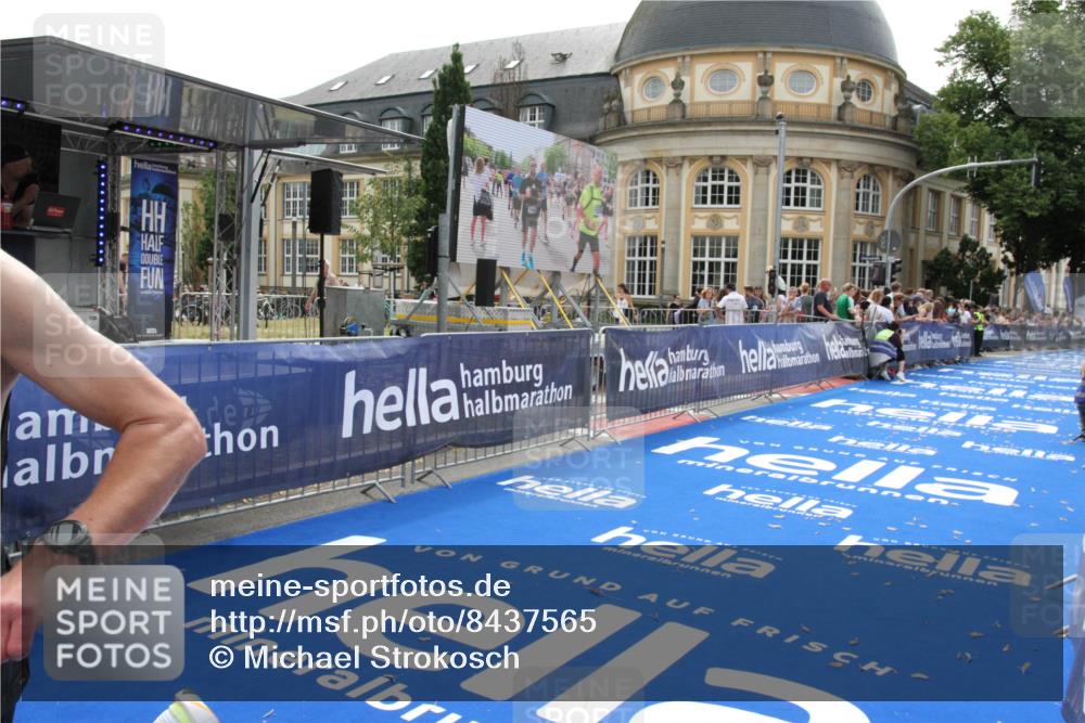 29.06.2025 - hella hamburg halbmarathon Michael Strokosch http://msf.ph/oto/8437565 29.06.2025 10:21:15 Ziel 14717 meine-sportfotos.de