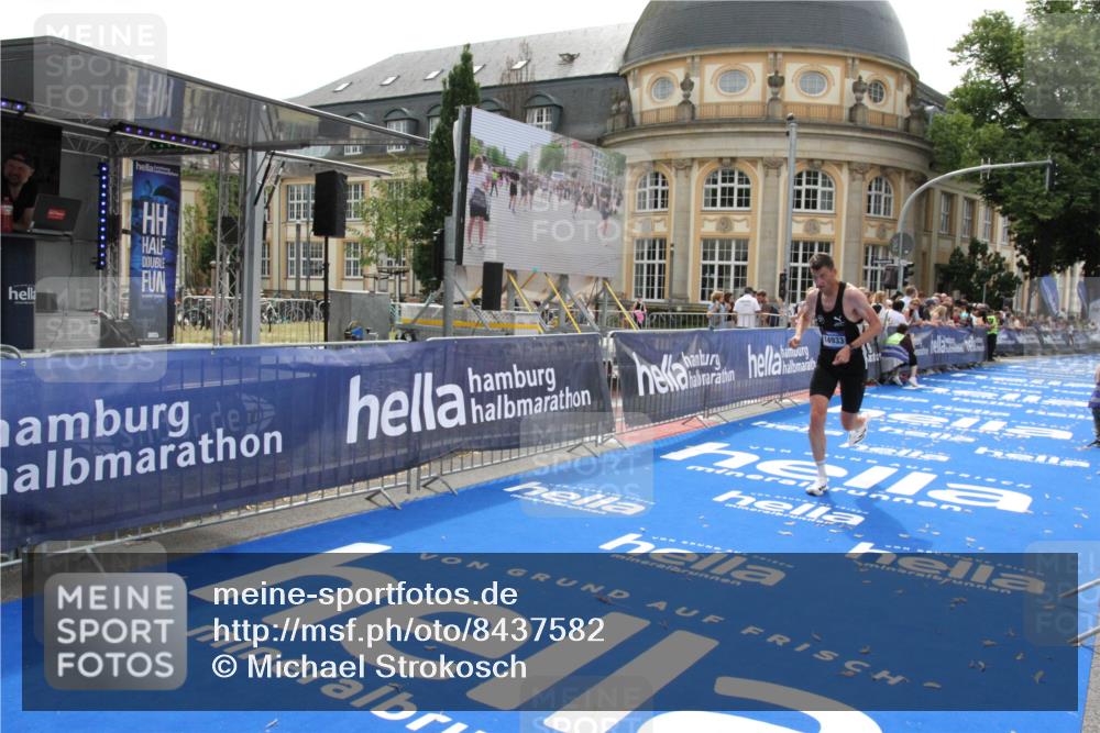 29.06.2025 - hella hamburg halbmarathon Michael Strokosch http://msf.ph/oto/8437582 29.06.2025 10:21:25 Ziel 14933 meine-sportfotos.de