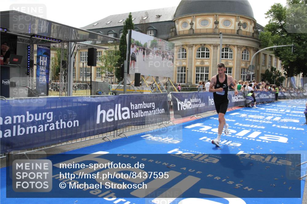 29.06.2025 - hella hamburg halbmarathon Michael Strokosch http://msf.ph/oto/8437595 29.06.2025 10:21:25 Ziel 14933 meine-sportfotos.de