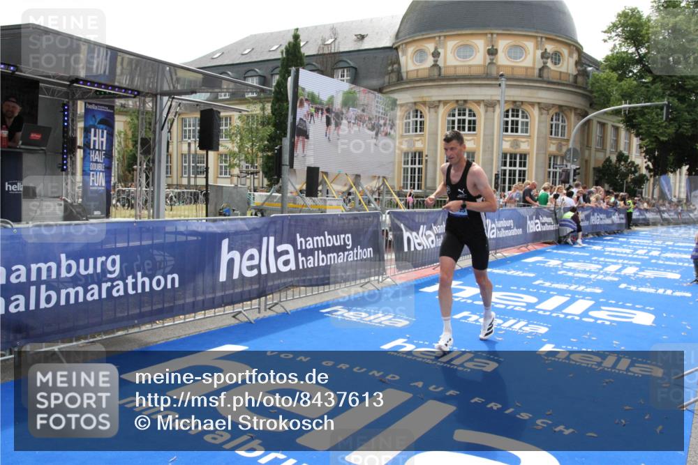 29.06.2025 - hella hamburg halbmarathon Michael Strokosch http://msf.ph/oto/8437613 29.06.2025 10:21:25 Ziel 14933 meine-sportfotos.de