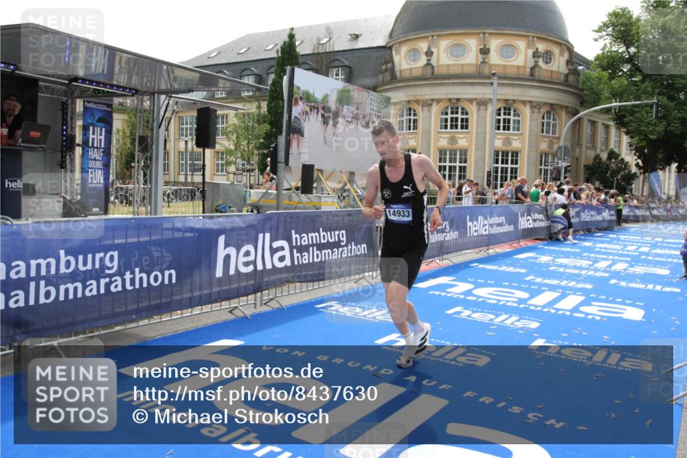 29.06.2025 - hella hamburg halbmarathon Michael Strokosch http://msf.ph/oto/8437630 29.06.2025 10:21:26 Ziel 14933 meine-sportfotos.de