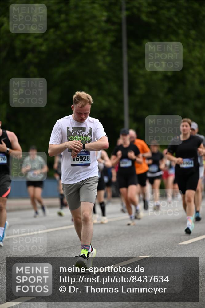 29.06.2025 - hella hamburg halbmarathon Dr. Thomas Lammeyer http://msf.ph/oto/8437634 29.06.2025 10:55:55 Kennedybrücke 1203, 1404, 1617, 1930, 2202, 2380, 2484, 2485, 2736, 2778, 3038, 3838, 4652, 5062, 5286, 5289, 5357, 5716, 6091, 6945, 6954, 7012, 7770, 7771, 7825, 7938, 7992, 8200, 8410, 8621, 9167, 10521, 10552, 10614, 10636, 10673 meine-sportfotos.de