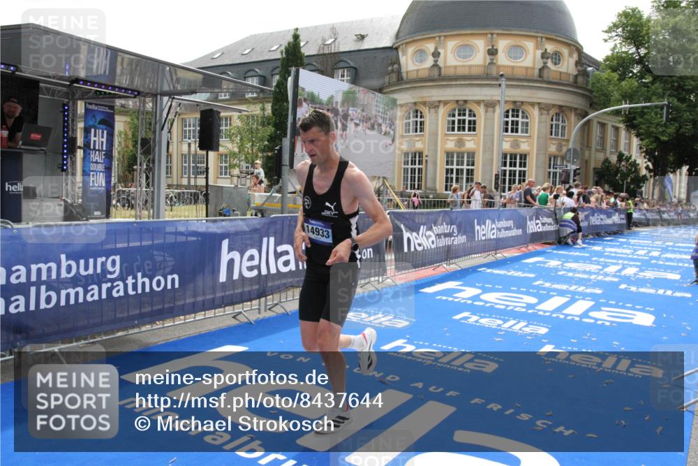 29.06.2025 - hella hamburg halbmarathon Michael Strokosch http://msf.ph/oto/8437644 29.06.2025 10:21:26 Ziel 14933 meine-sportfotos.de
