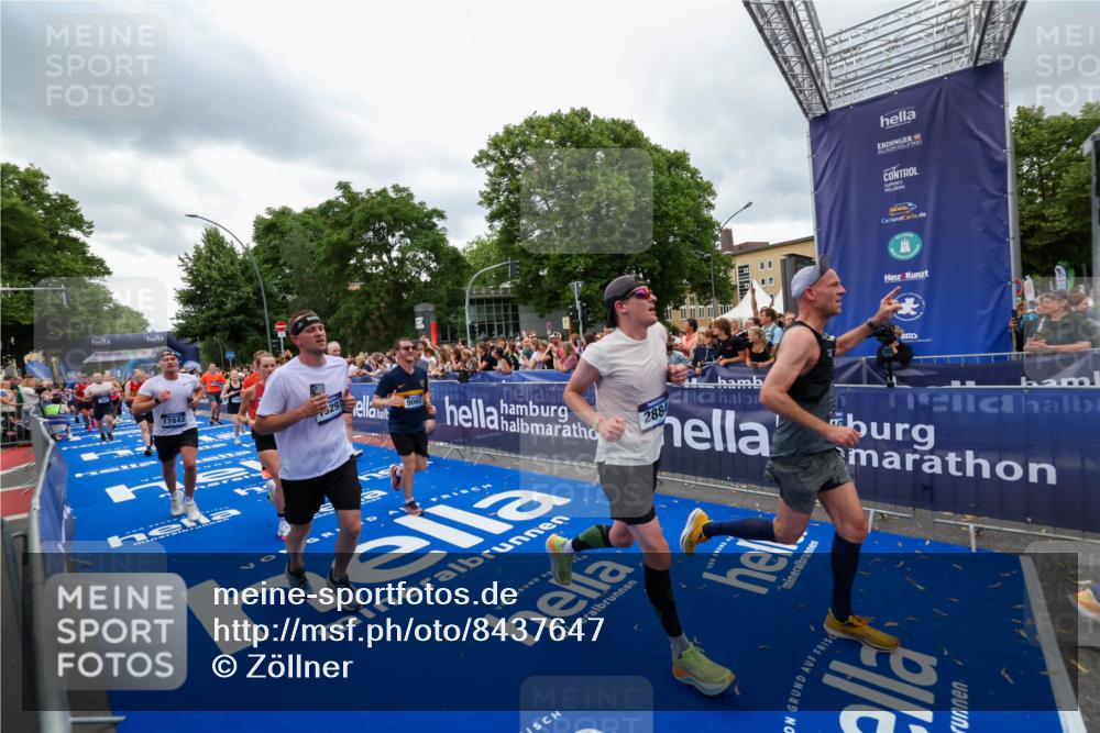 29.06.2025 - hella hamburg halbmarathon Zöllner http://msf.ph/oto/8437647 29.06.2025 10:55:11 Ziel 1549, 1628, 2119, 2448, 2884, 3041, 3791, 3945, 4903, 6355, 8691, 9060, 9361, 9380, 10191, 10192, 11333, 11747, 11976, 12248, 12961, 13297, 14750, 14834, 14948, 16108, 16630, 17803, 17842, 18031, 18966 meine-sportfotos.de
