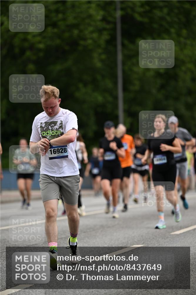 29.06.2025 - hella hamburg halbmarathon Dr. Thomas Lammeyer http://msf.ph/oto/8437649 29.06.2025 10:55:56 Kennedybrücke 1203, 1404, 1617, 1930, 2202, 2380, 2484, 2485, 2736, 2778, 3038, 3838, 4652, 5062, 5286, 5289, 5357, 5716, 6091, 6945, 6954, 7012, 7770, 7771, 7825, 7938, 7992, 8200, 8410, 8621, 10521, 10552, 10614, 10636, 10673 meine-sportfotos.de