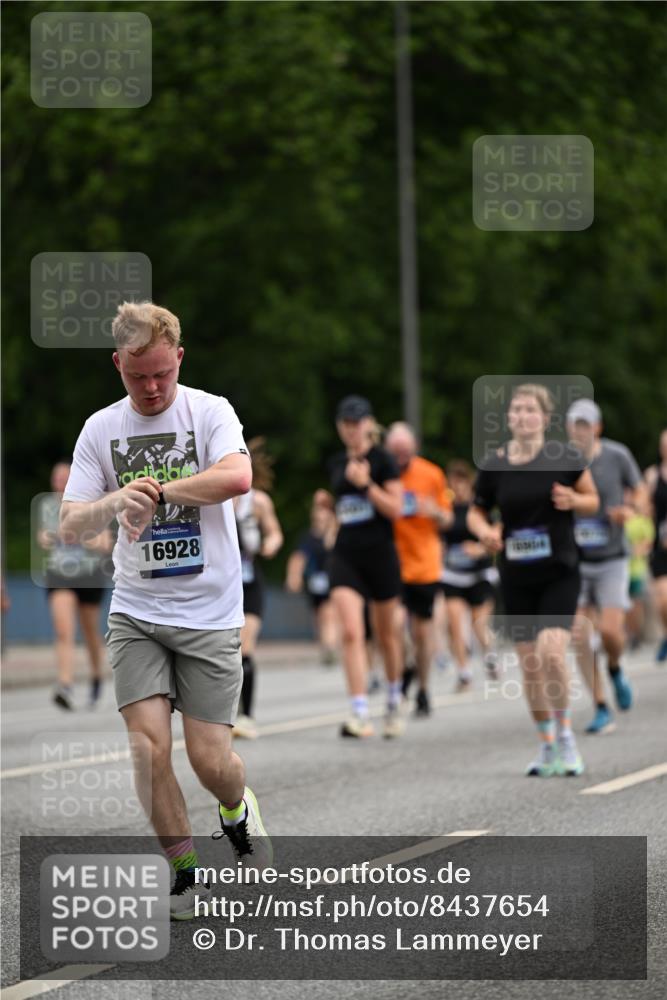 29.06.2025 - hella hamburg halbmarathon Dr. Thomas Lammeyer http://msf.ph/oto/8437654 29.06.2025 10:55:56 Kennedybrücke 1203, 1404, 1617, 1930, 2202, 2380, 2484, 2485, 2736, 2778, 3038, 3838, 4652, 5062, 5286, 5289, 5357, 5716, 6091, 6945, 6954, 7012, 7770, 7771, 7825, 7938, 7992, 8200, 8410, 8621, 10521, 10552, 10614, 10636, 10673 meine-sportfotos.de