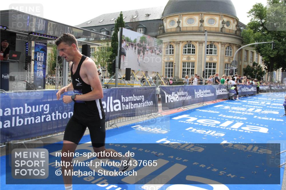 29.06.2025 - hella hamburg halbmarathon Michael Strokosch http://msf.ph/oto/8437665 29.06.2025 10:21:26 Ziel 14933 meine-sportfotos.de