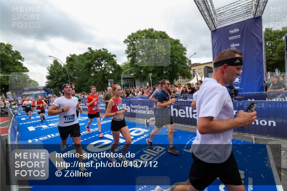 29.06.2025 - hella hamburg halbmarathon Zöllner http://msf.ph/oto/8437712 29.06.2025 10:55:11 Ziel 1549, 1628, 2119, 2448, 2884, 3041, 3791, 3945, 4903, 6355, 8691, 9060, 9361, 9380, 10191, 10192, 11333, 11747, 11976, 12248, 12961, 13297, 14750, 14834, 14948, 16108, 16630, 17803, 17842, 18031, 18966 meine-sportfotos.de