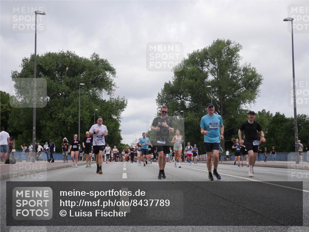 29.06.2025 - hella hamburg halbmarathon Luisa Fischer http://msf.ph/oto/8437789 29.06.2025 10:57:56 Kennedybrücke 10043, 5898, 9764, 3637, 1779, 1822, 15731, 1779, 1822, 3857, 4039, 5185, 5815, 6988, 7670, 7874, 9764 meine-sportfotos.de