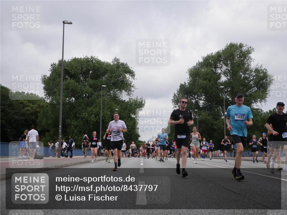29.06.2025 - hella hamburg halbmarathon Luisa Fischer http://msf.ph/oto/8437797 29.06.2025 10:57:57 Kennedybrücke 5898, 9764, 3037, 1779, 1822, 157, 1779, 1822, 3857, 4039, 5185, 5815, 6988, 7874, 9764 meine-sportfotos.de