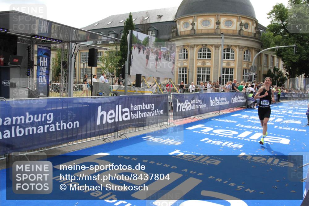 29.06.2025 - hella hamburg halbmarathon Michael Strokosch http://msf.ph/oto/8437804 29.06.2025 10:21:39 Ziel 6559, 9442, 11965, 17856 meine-sportfotos.de