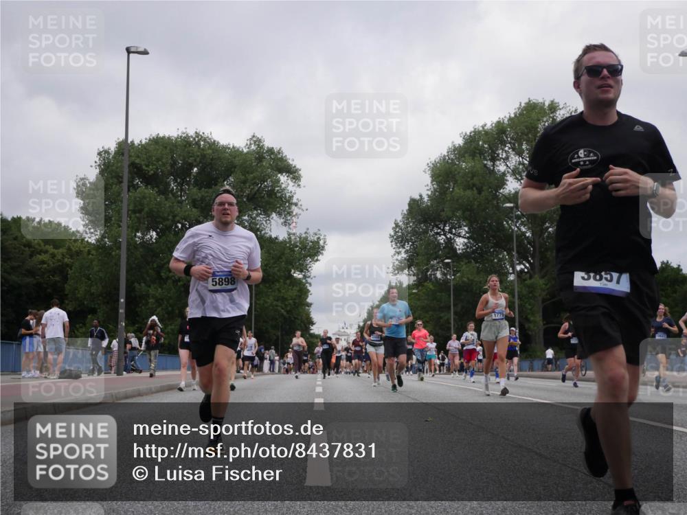 29.06.2025 - hella hamburg halbmarathon Luisa Fischer http://msf.ph/oto/8437831 29.06.2025 10:57:59 Kennedybrücke 5898, 1779, 3857, 15627, 1779, 1822, 3857, 5185, 5815, 6279, 6988, 7874, 9764 meine-sportfotos.de