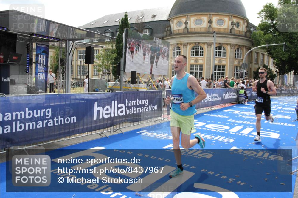 29.06.2025 - hella hamburg halbmarathon Michael Strokosch http://msf.ph/oto/8437967 29.06.2025 10:21:44 Ziel 6559, 11965 meine-sportfotos.de