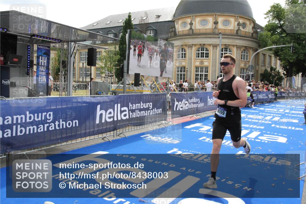 29.06.2025 - hella hamburg halbmarathon Michael Strokosch http://msf.ph/oto/8438003 29.06.2025 10:21:45 Ziel 6559, 11965 meine-sportfotos.de